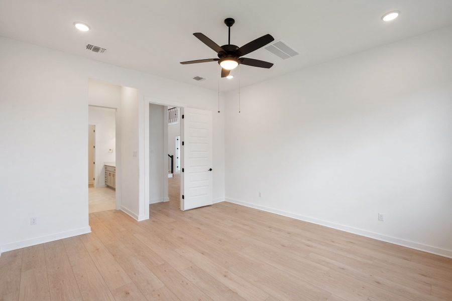 Spacious, unfurnished interior of a new home in Wolf Ranch, Georgetown (Image 38).