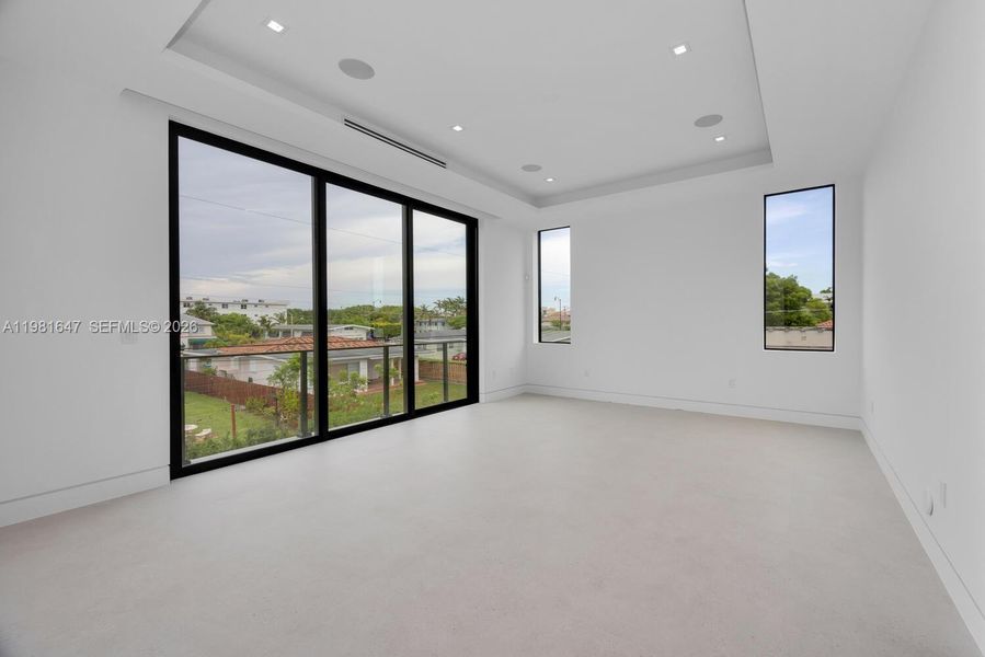 Spacious, unfurnished interior of a new home in , Miami (Image 63).