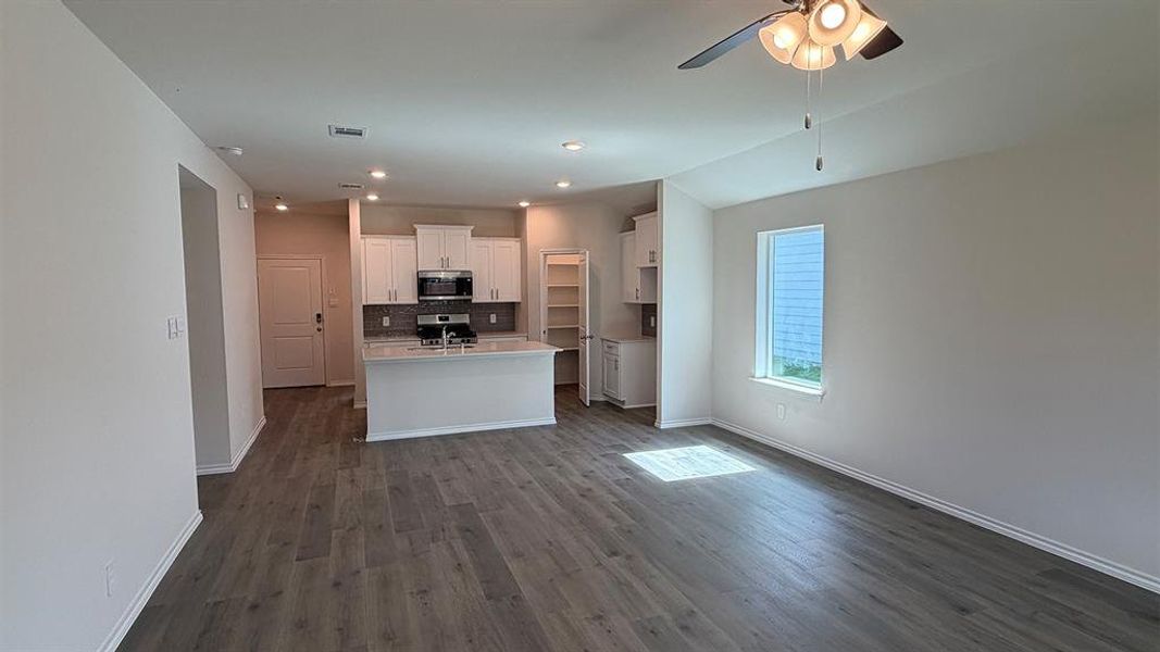 Spacious, unfurnished interior of a new home in The Reserve at Timber Creek, Lindale (Image 14).