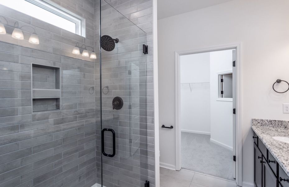 Large Zero-Entry Shower