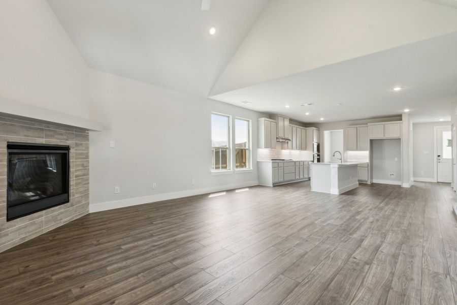 Spacious, unfurnished interior of a new home in Dove Hollow, Waxahachie (Image 18).