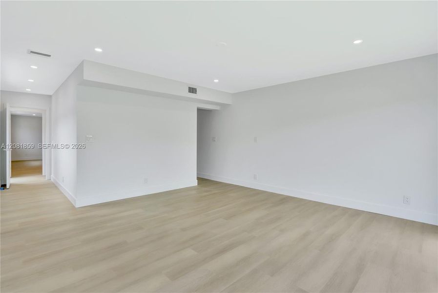 Spacious, unfurnished interior of a new home in , Fort Lauderdale (Image 51).