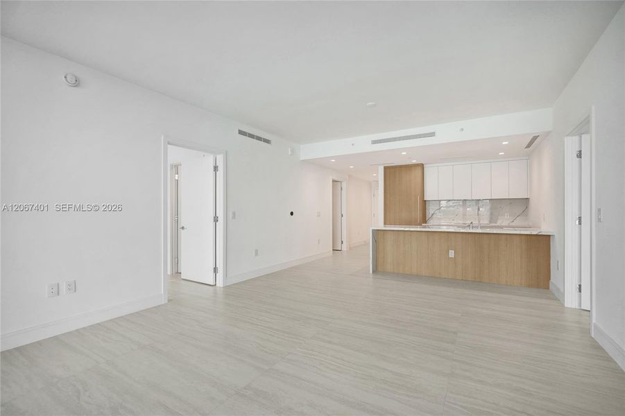 Spacious, unfurnished interior of a new home in , Miami (Image 43).
