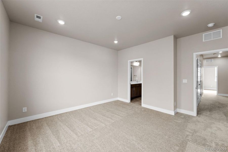 Spacious, unfurnished interior of a new home in Ralston Creek, Arvada (Image 25).