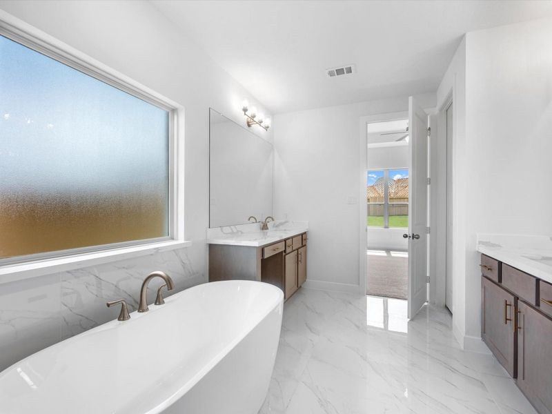 Furnished interior view inside a new home in Sienna, Missouri City (Image 8).