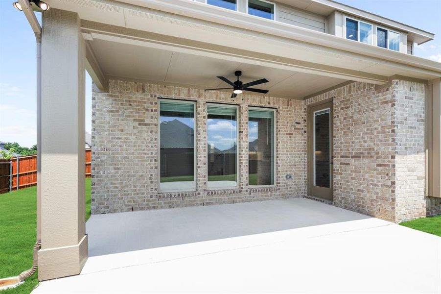 Exterior details and patio area of a home in Hayes Crossing, Midlothian (Image 3).