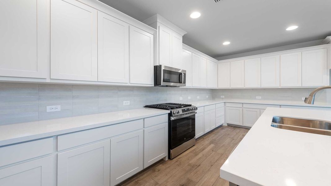 Furnished interior view inside a new home in Avondale 40', Fate (Image 9).