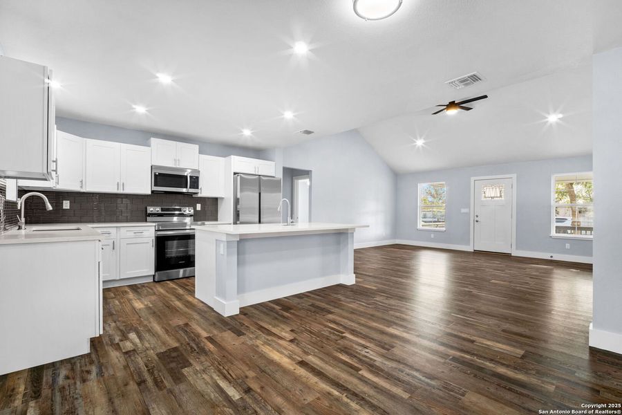 Furnished interior view inside a new home in , Bandera (Image 9).
