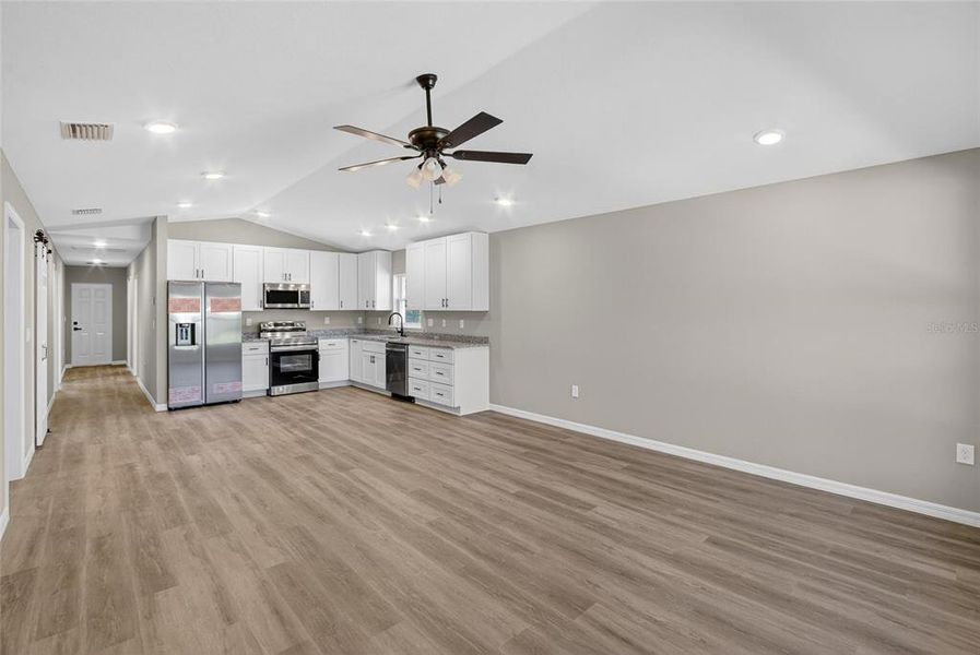 Spacious, unfurnished interior of a new home in , Fort Meade (Image 12).
