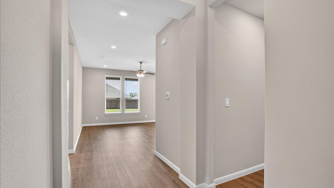 Spacious, unfurnished interior of a new home in Lakeview Pointe, Grand Prairie (Image 29).