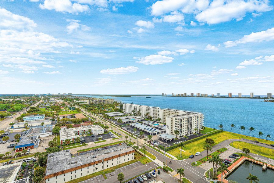 027-220LakeShoreDrive-1613-LakePark-FL-3