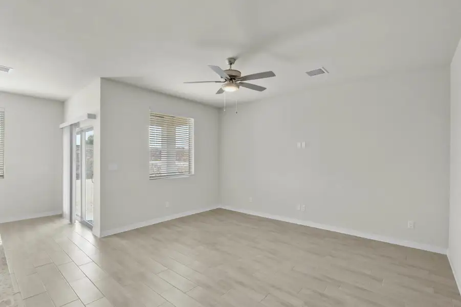 Spacious, unfurnished interior of a new home in Verdancia, Horizon City (Image 19).