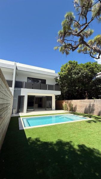 Exterior details and patio area of a home in , Miami (Image 13).