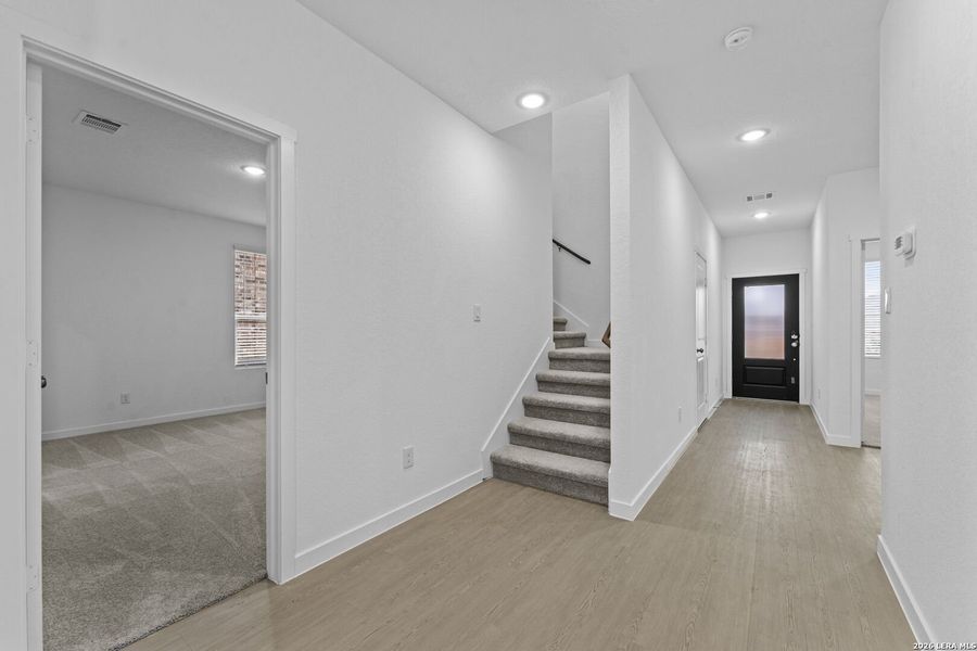 Spacious, unfurnished interior of a new home in Sky Ranch, New Braunfels (Image 19).