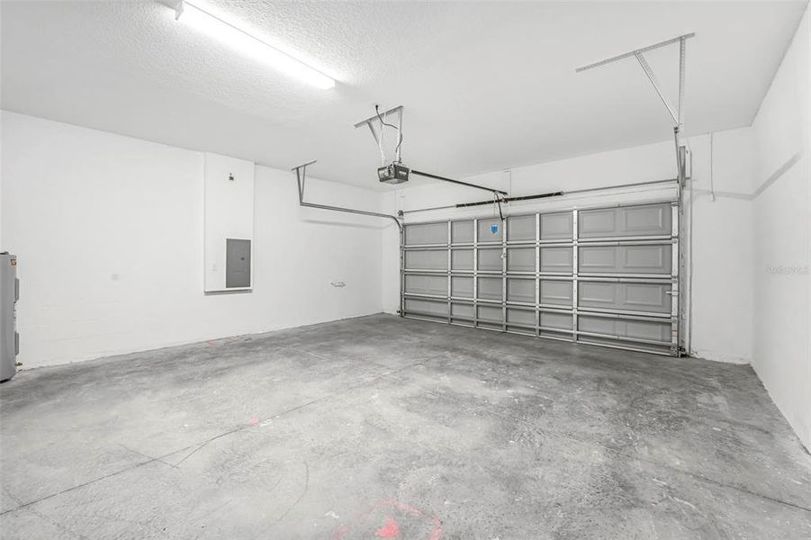 Spacious, unfurnished interior of a new home in , Weeki Wachee (Image 22).