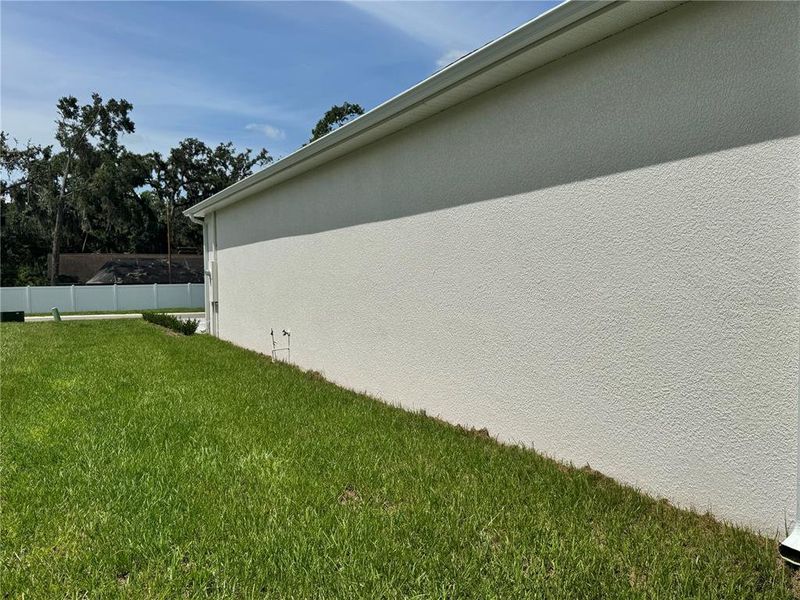 Exterior details and patio area of a home in , Dade City (Image 4).