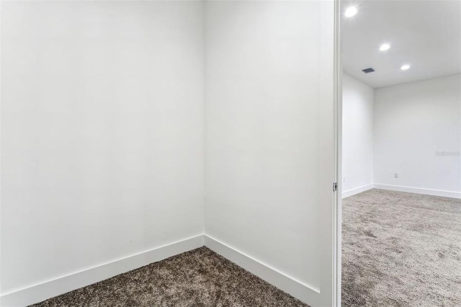 Spacious, unfurnished interior of a new home in , Tampa (Image 45).