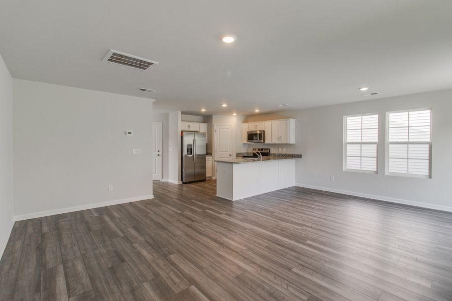 Spacious, unfurnished interior of a new home in Bluefield, Lexington (Image 17).