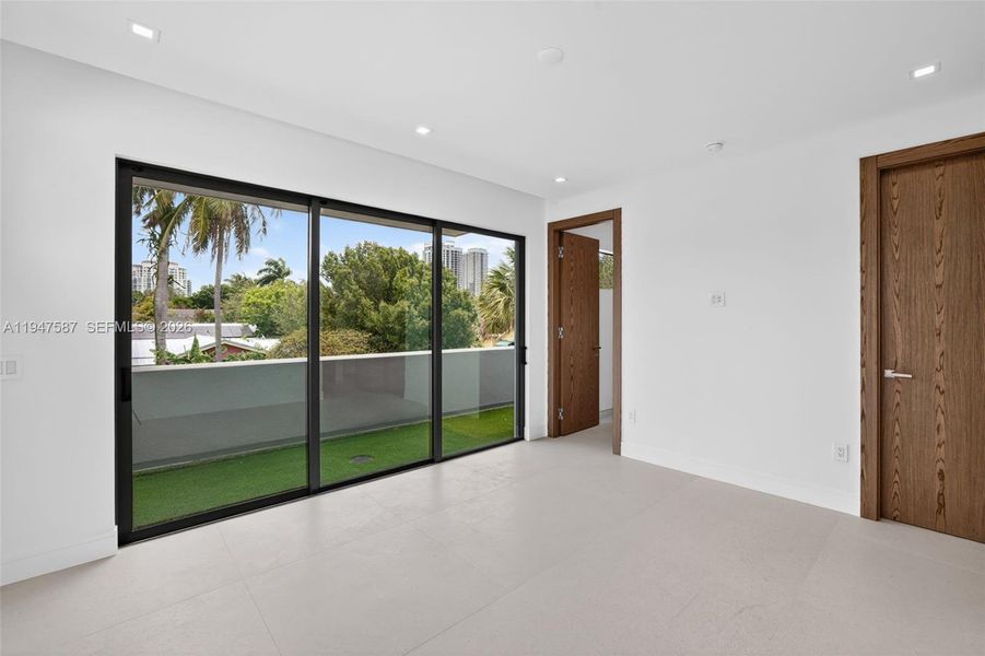 Spacious, unfurnished interior of a new home in , Fort Lauderdale (Image 77).