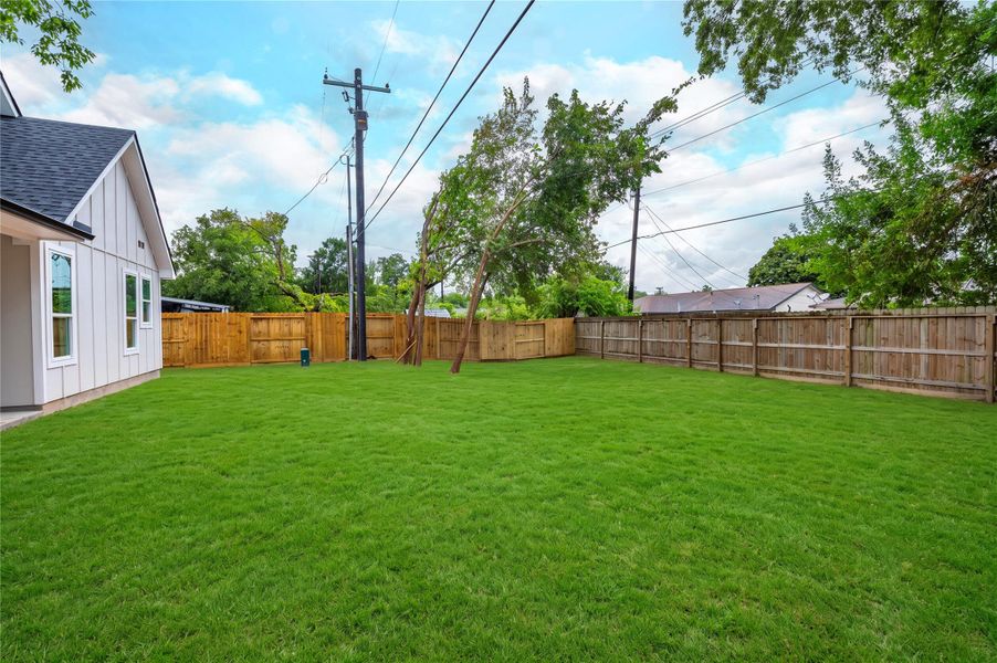 Exterior details and patio area of a home in , Texas City (Image 4).
