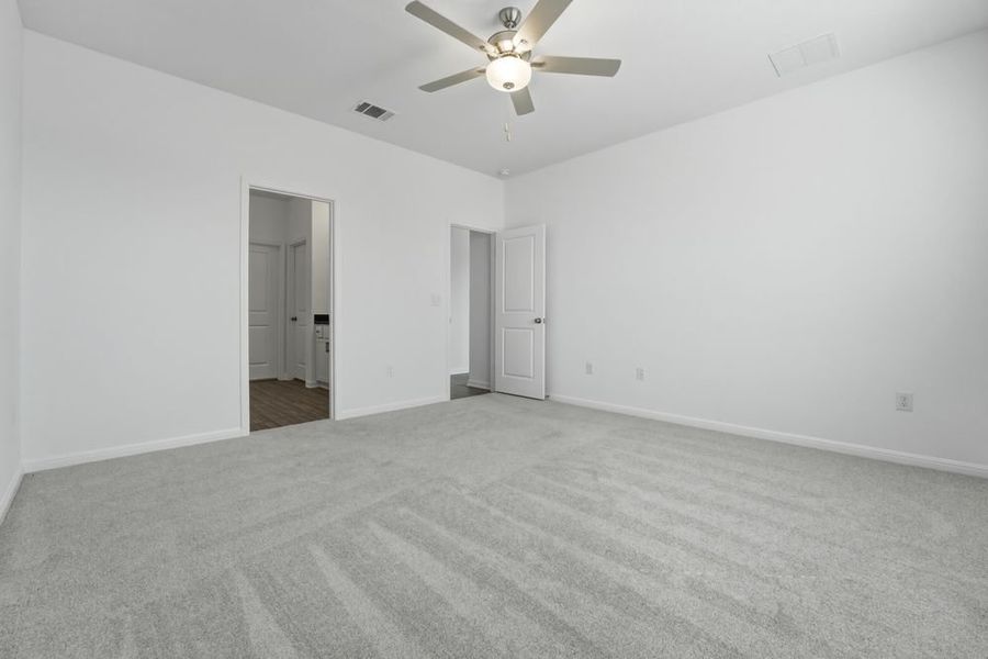 Spacious, unfurnished interior of a new home in Longview, Del Valle (Image 13).