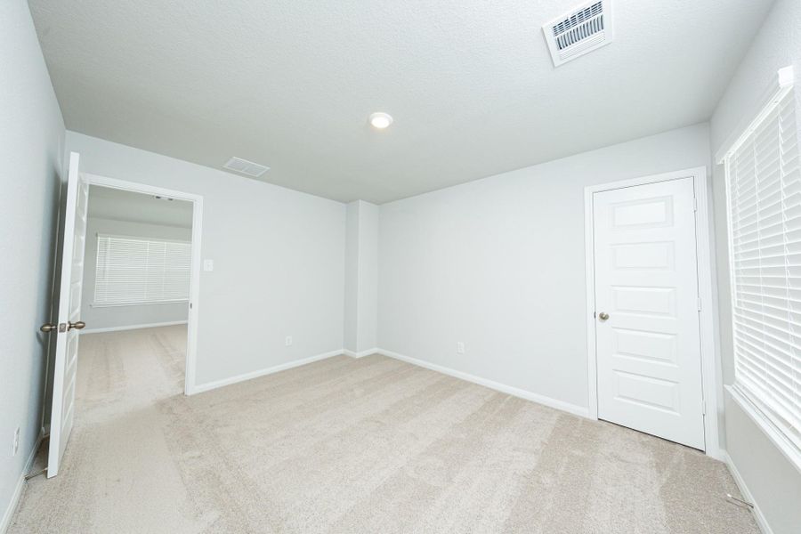 Spacious, unfurnished interior of a new home in River's Edge, Conroe (Image 10).