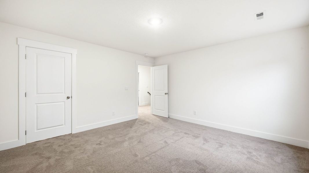 Spacious, unfurnished interior of a new home in Polo Fields, Kingsport (Image 20).