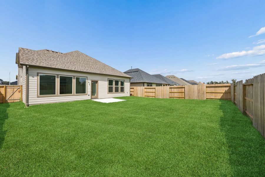 Exterior details and patio area of a home in Riviera Pines, Huffman (Image 4).