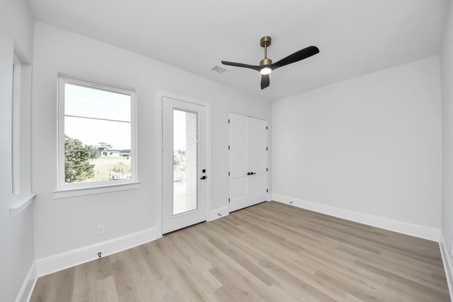 Office/Secondary bedroom Office/Secondary bedroom