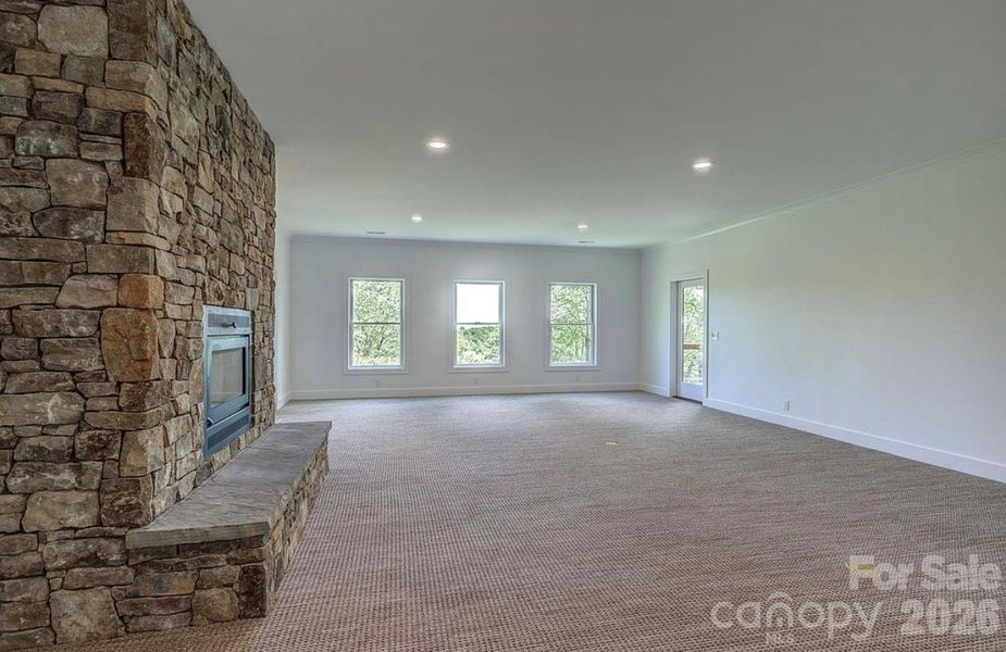 Spacious, unfurnished interior of a new home in , Newland (Image 14).