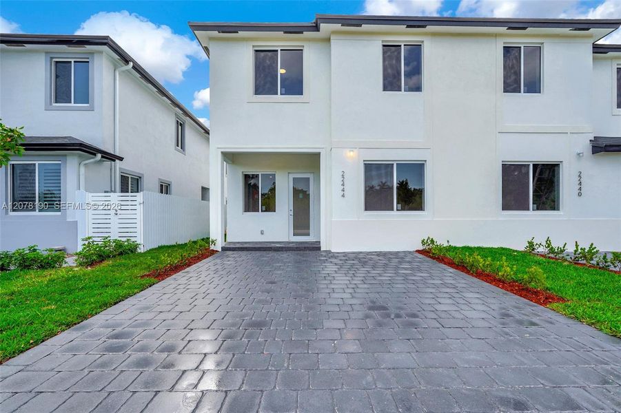Exterior details and patio area of a home in , Miami (Image 26).