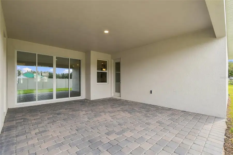 Exterior details and patio area of a home in Willow Run, Apopka (Image 4).