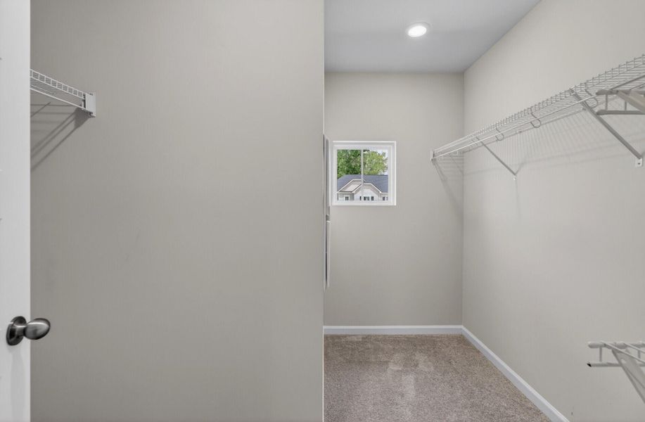 Spacious, unfurnished interior of a new home in Lindera Preserve at Cane Bay Plantation, Summerville (Image 28).