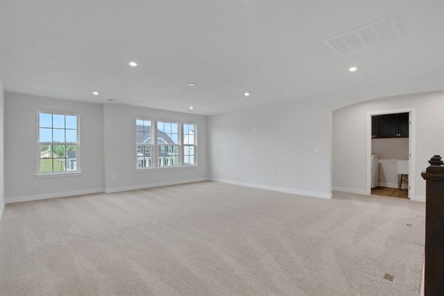 Spacious, unfurnished interior of a new home in Edinburgh, Locust Grove (Image 37).