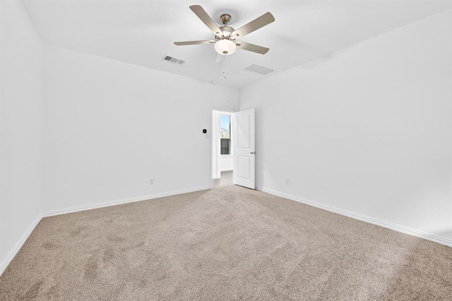 Spacious, unfurnished interior of a new home in Tarrytown, Crowley (Image 17).