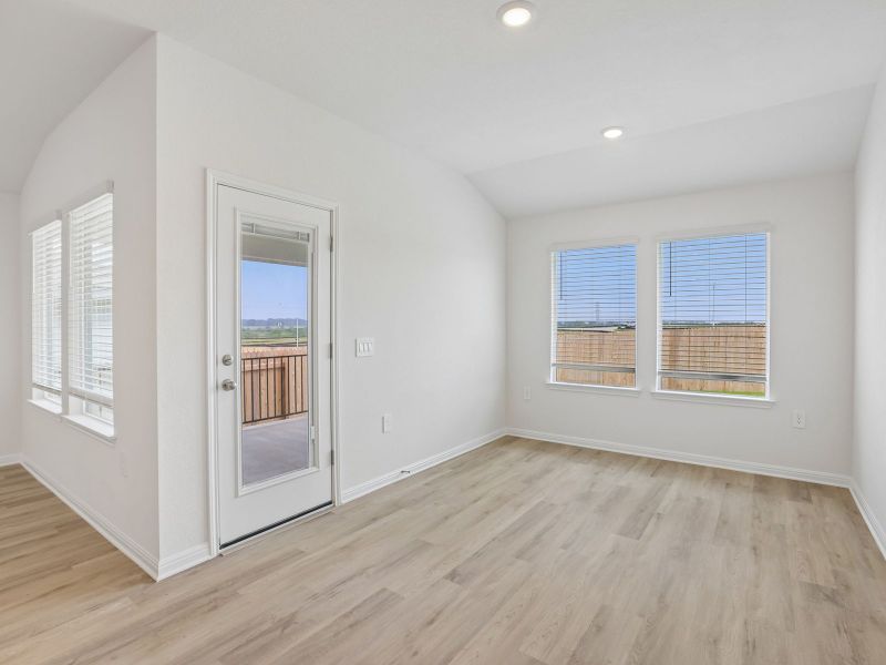 Spacious, unfurnished interior of a new home in Lexington Parke, Del Valle (Image 7).
