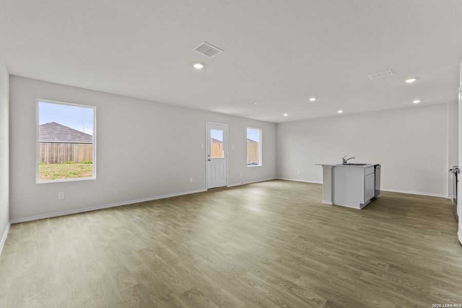 Spacious, unfurnished interior of a new home in Swenson Heights, Seguin (Image 10).
