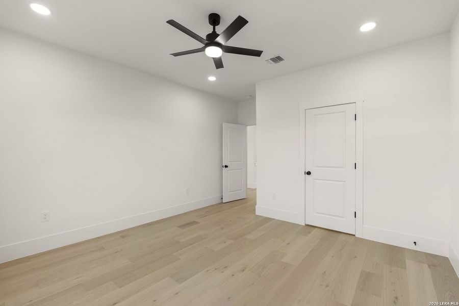 Spacious, unfurnished interior of a new home in , Bandera (Image 22).