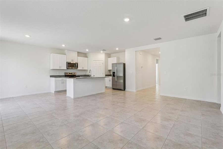 Spacious, unfurnished interior of a new home in Bradbury Creek - Signature Series, Haines City (Image 17).