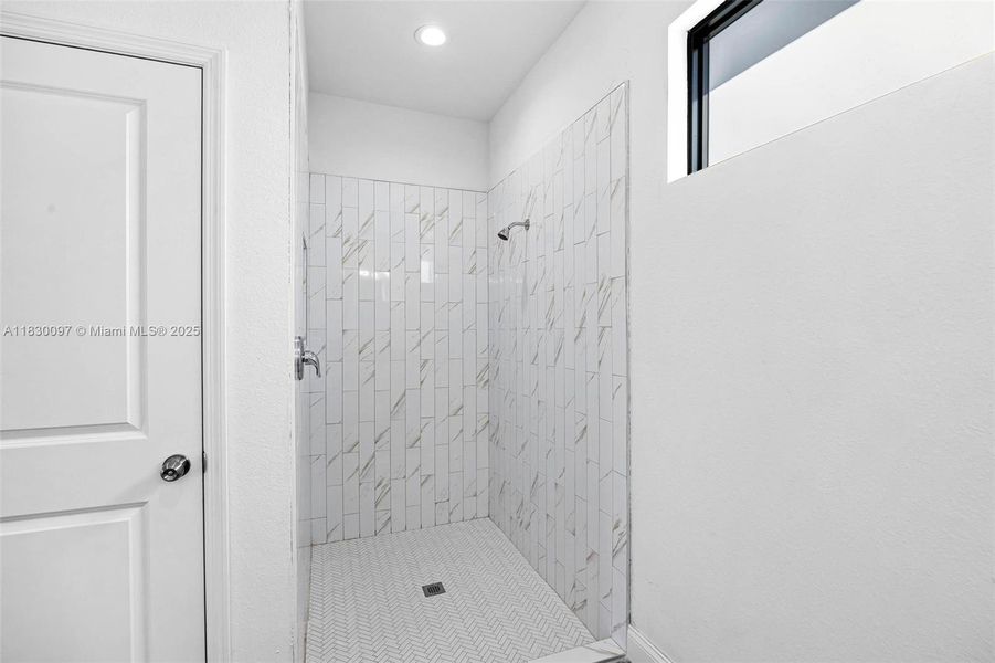 Spacious, unfurnished interior of a new home in , Lehigh Acres (Image 24).