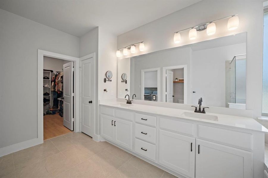 Furnished interior view inside a new home in , Waxahachie (Image 10).