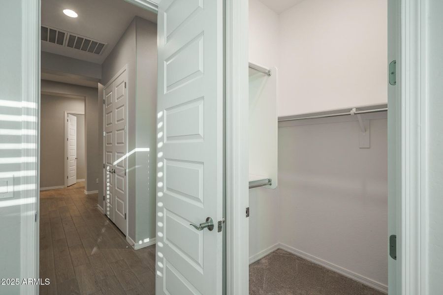 42) WALK IN CLOSETS 42) WALK IN CLOSETS