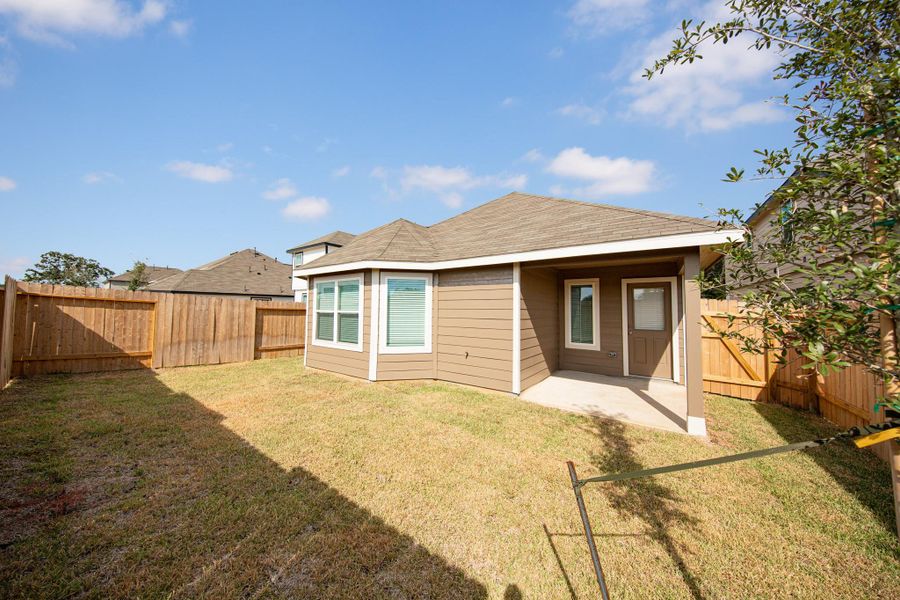 Exterior details and patio area of a home in Mackenzie Creek, Conroe (Image 3).
