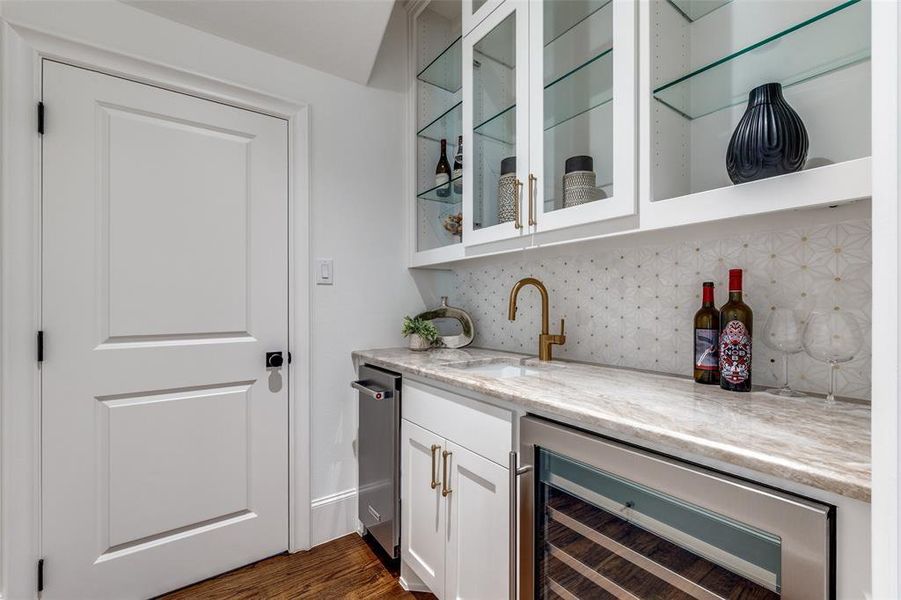 Furnished interior view inside a new home in , Dallas (Image 17).