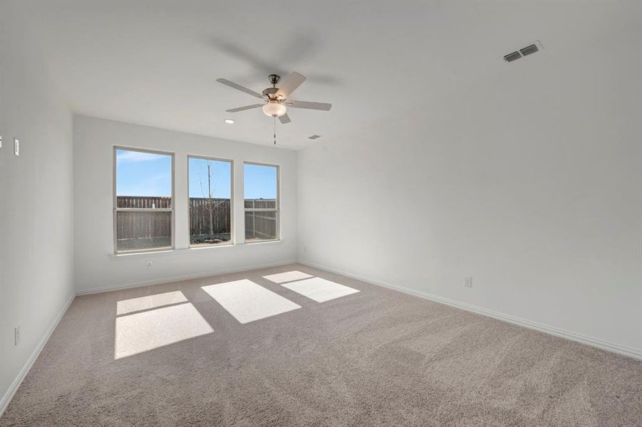 Spacious, unfurnished interior of a new home in Lily Creek at Sutton Fields, Aubrey (Image 24).