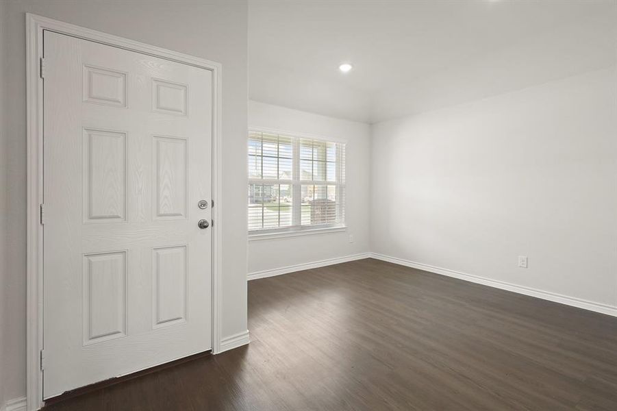Spacious, unfurnished interior of a new home in Sycamore Landing, Fort Worth (Image 16).