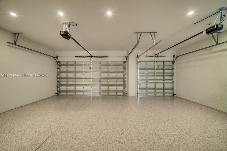 Spacious, unfurnished interior of a new home in , Cape Coral (Image 59).