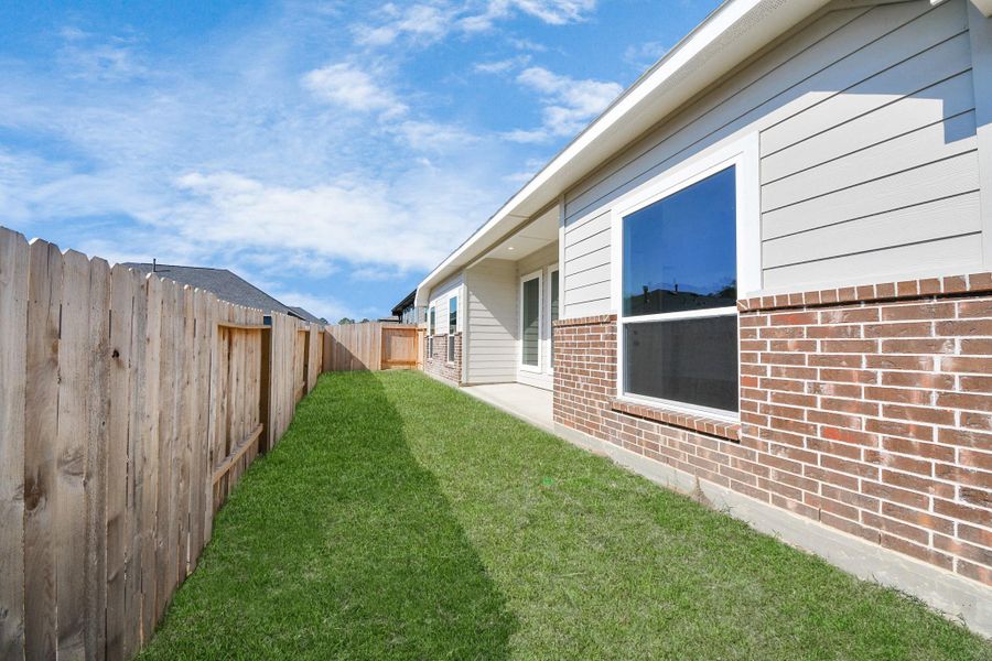 Exterior details and patio area of a home in Lexington Heights, Willis (Image 32).