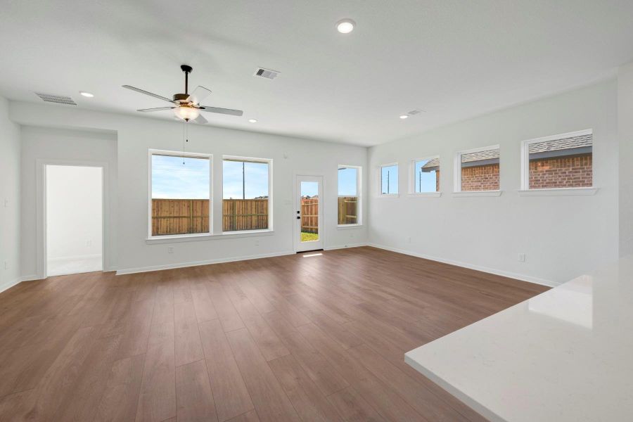 Spacious, unfurnished interior of a new home in The Grand Prairie 50’, Hockley (Image 22).