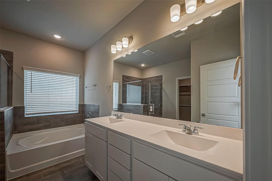 Furnished interior view inside a new home in Lago Mar, Texas City (Image 12).
